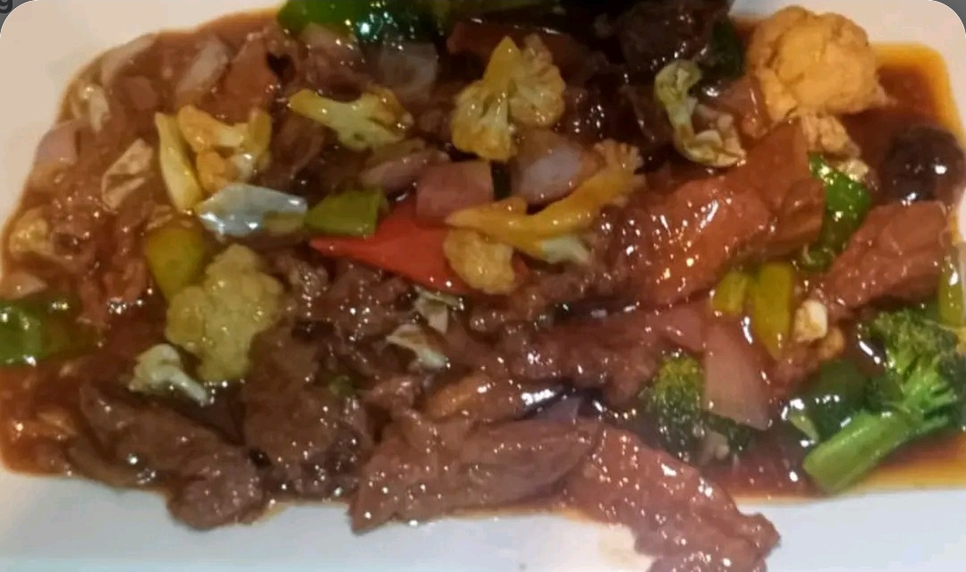 70 Fried Beef with Mushrooms and Vegetables